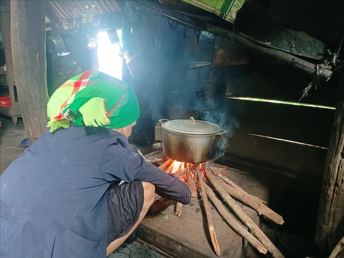 Đối với người Mnông, bếp lửa cũng có thần linh. (Nguồn ảnh: dantocphattrien.vietnamnet)