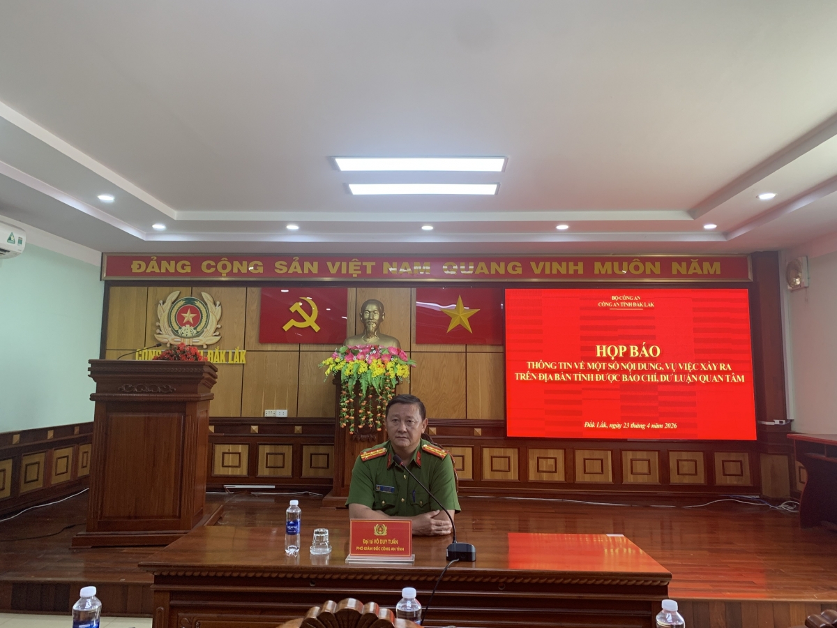 
Um rup hop akŏm hla bar tơroi