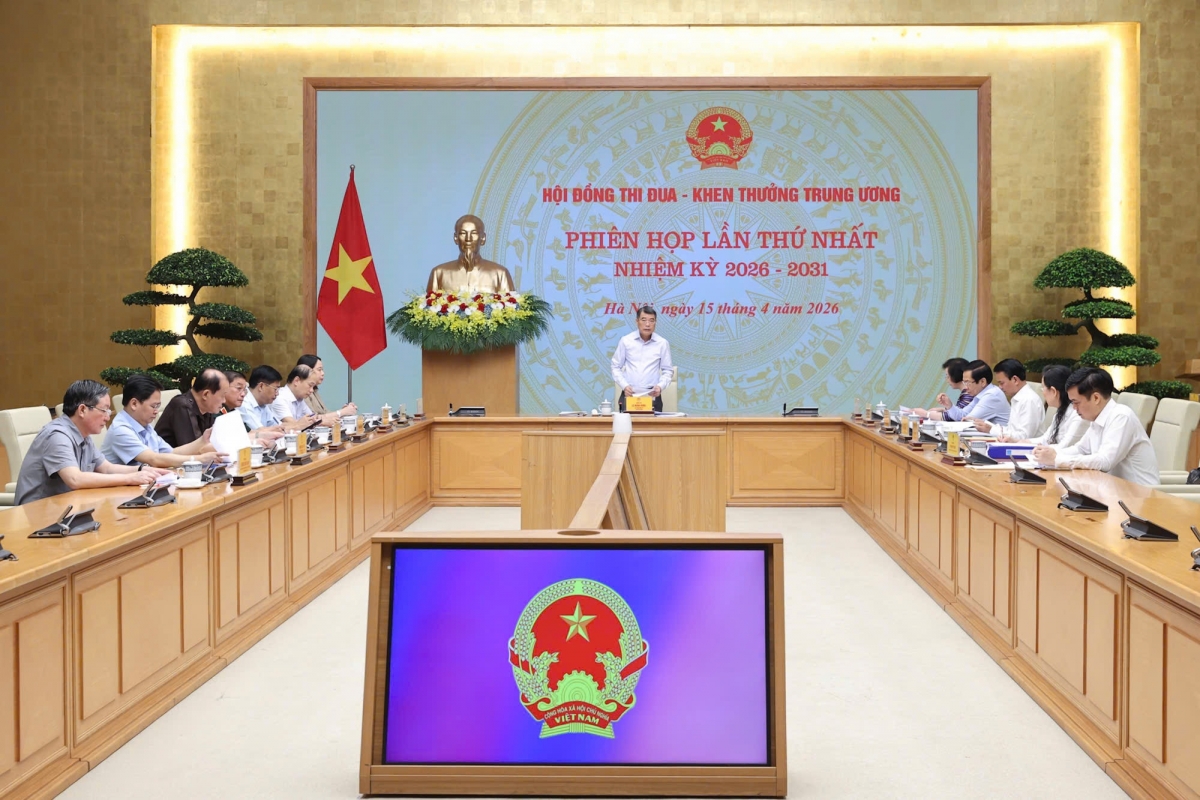 
Thủ tướng Lê Minh Hưng pơm tơm hop akŏm.