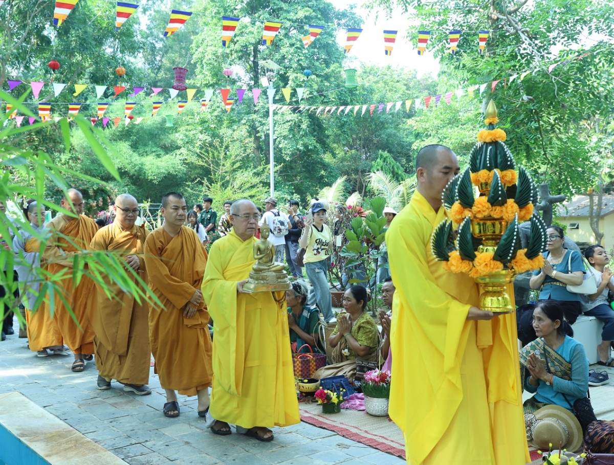 Mâu sư thái ting tông um Xeăng Phop troh a kơpong tơdế dêi leh mơdĭng
