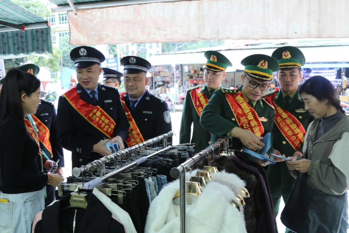 Lực lượng biên phòng hai nước Việt Nam - Trung Quốc tuyên truyền pháp luật biên giới tới tiểu thương kinh doanh tại chợ Tân Thanh (Lạng Sơn)