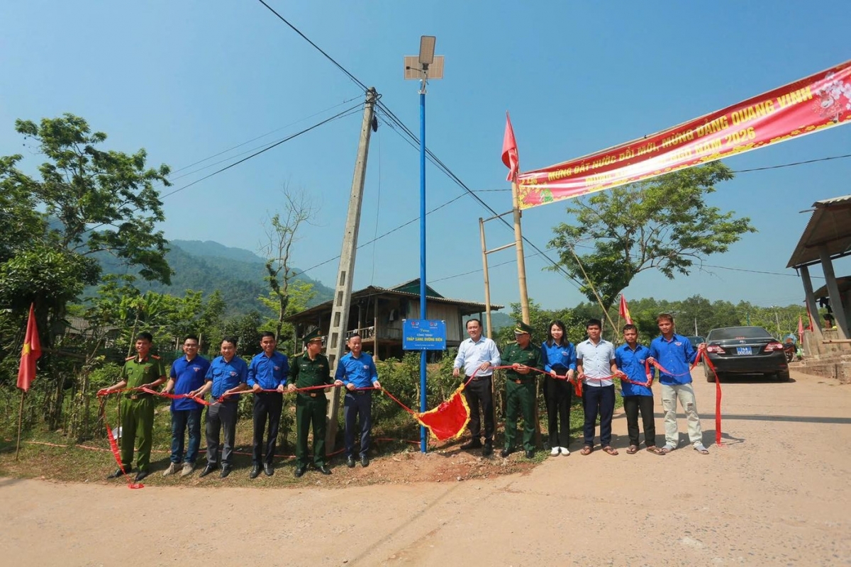 Hoạt động khánh thành công trình Thắp sáng đường biên.