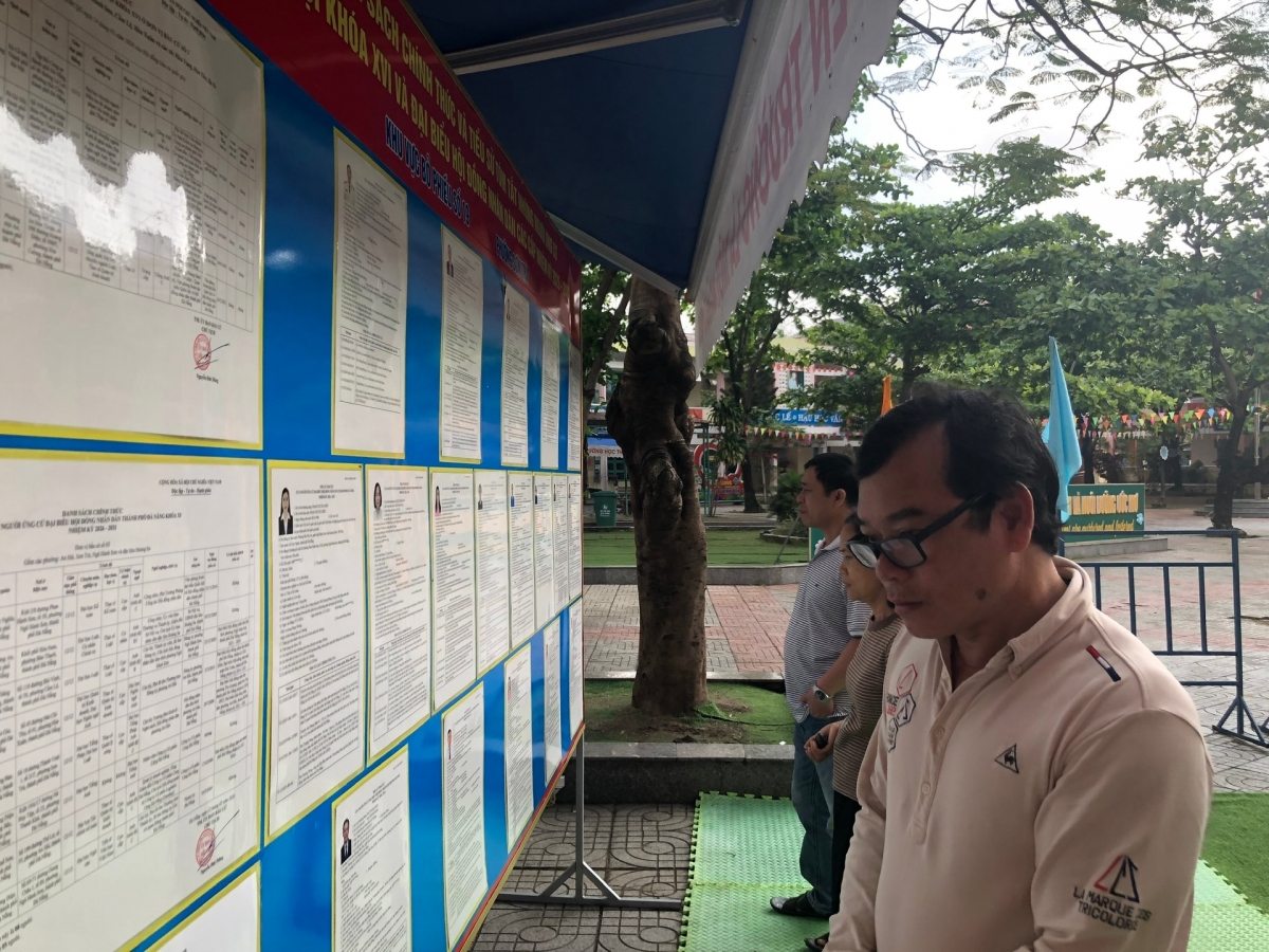 Cử tri tìm hiểu tiểu sử, chương trình hành động của ứng cử viên trước khi thực hiện bỏ phiếu lựa chọn đại biểu. Ảnh: H.N