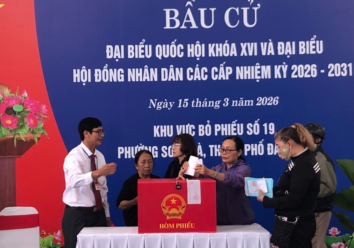 Cử tri khu vực bỏ phiếu số 19, phường Sơn Trà thực hiện bầu cử đại biểu Quốc hội và HĐND các cấp sáng 15/3. Ảnh: H.N