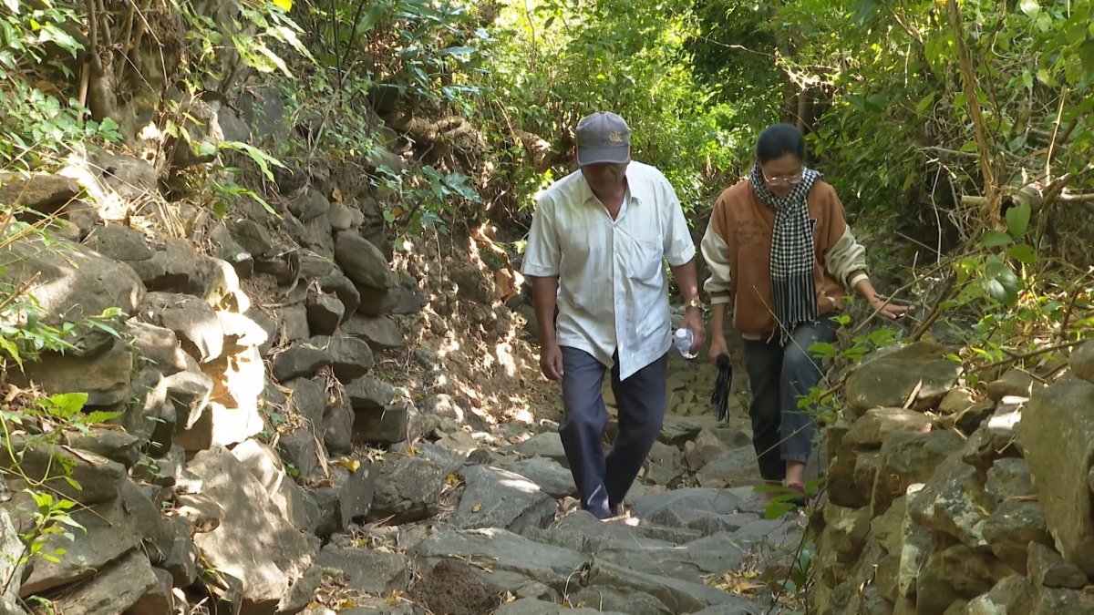 Con đường xếp đá đã có hàng trăm năm tuổi 