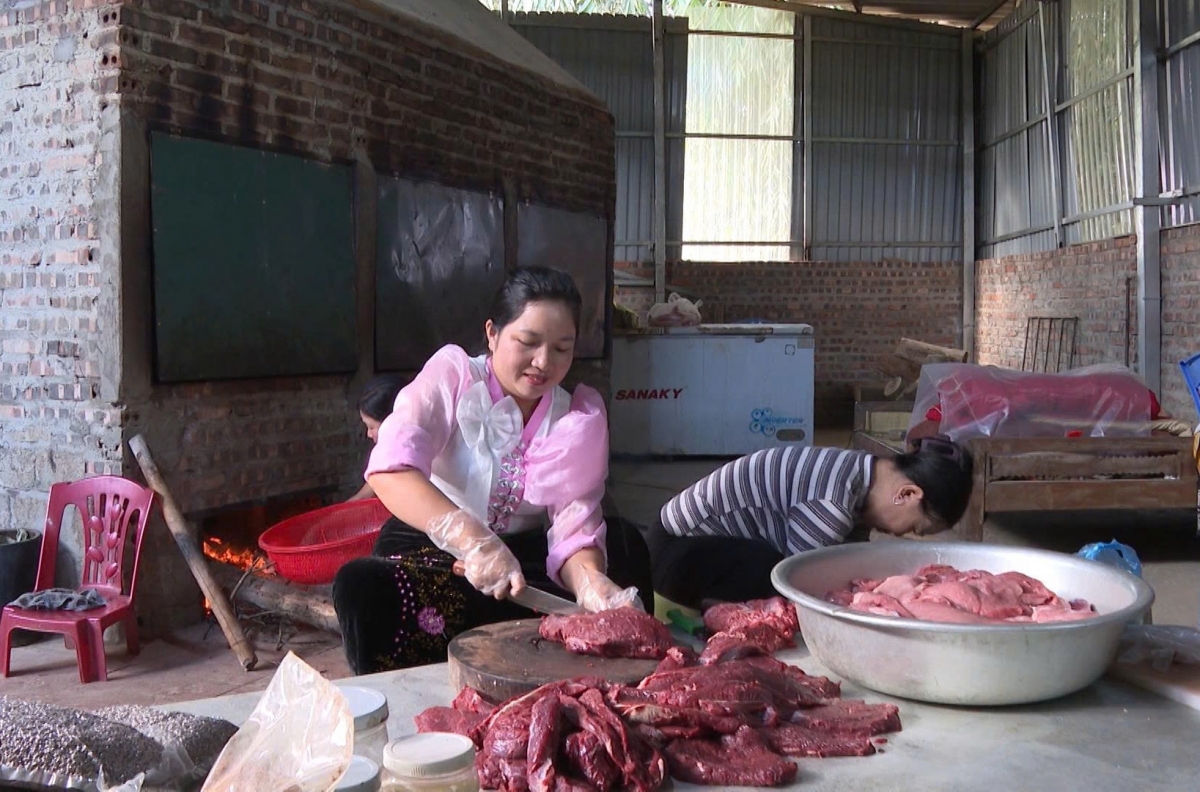 Từ những sản phẩm truyền thống, gia đình chị Hà Thị Phớ, ở Thôn 26, xã Tân Uyên đã xây dựng thành sản phẩm OCOP, tạo việc làm và nâng cao thu nhập 