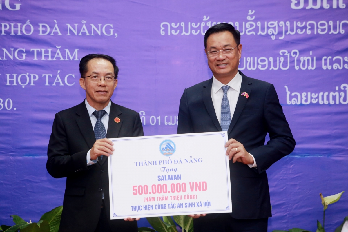 Bí thư Thành ủy Lê Ngọc Quang (bên phải) thay mặt thành phố trao tặng tỉnh Salavan 500 triệu đồng thực hiện công tác an sinh xã hội. Ảnh: T.CÔNG