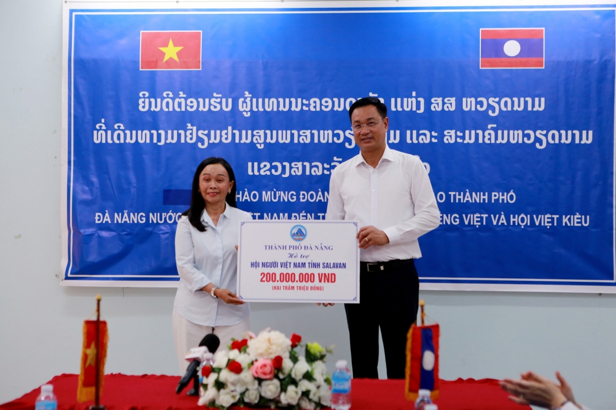 Bí thư Thành ủy Lê Ngọc Quang (bên phải) chúc Tết và trao hỗ trợ cho Hội Người Việt Nam tỉnh Salavan 200 triệu đồng. Ảnh: T.CÔNG