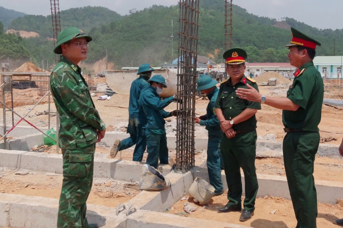 Đoàn công tác Bộ Chỉ huy Quân sự thành phố Đà Nẵng đến kiểm tra, động viên cán bộ, chiến sĩ tham gia xây dựng trường phổ thông dân tộc nội trú ở các xã biên giới. Ảnh: MINH THY