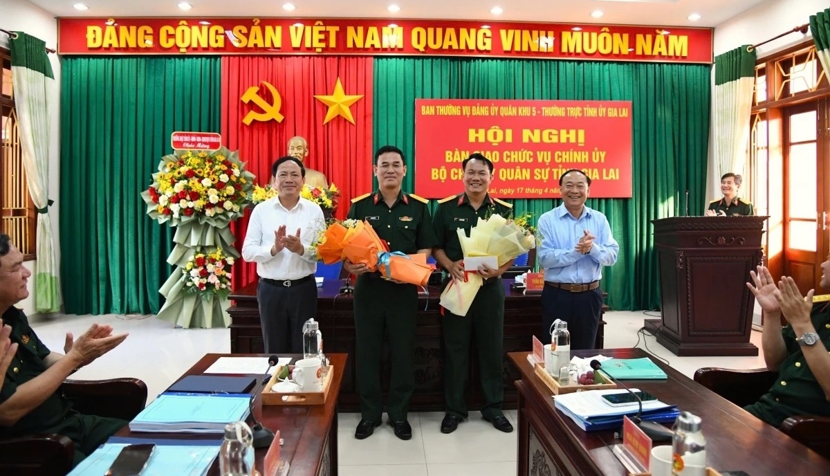 Bí thư Tỉnh ủy Gia Lai Thái Đại Ngọc (phải) và Chủ tịch UBND tỉnh Gia Lai Phạm Anh Tuấn (trái) tặng hoa chúc mừng Đại tá Mai Kim Bình và Đại tá Võ Tấn Tài