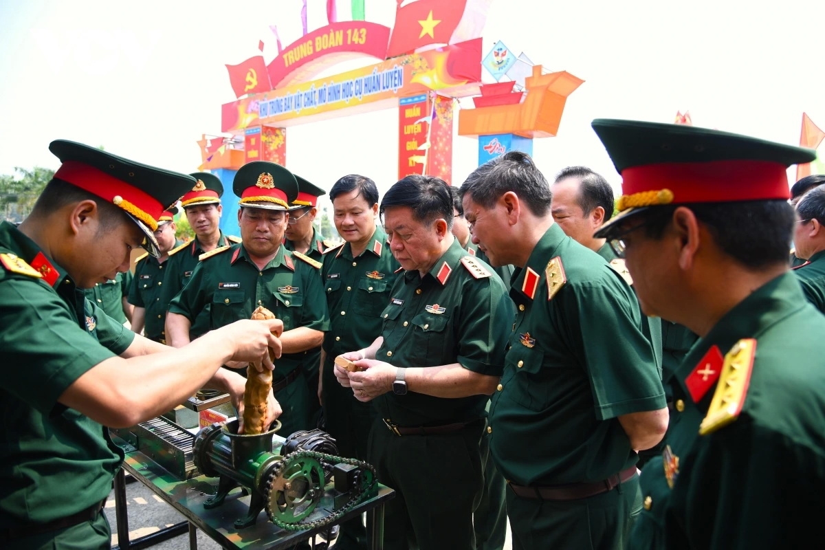 Đại tướng Nguyễn Trọng Nghĩa – Chủ nhiệm Tổng Cục Chính trị QĐND Việt Nam kiểm Mô hình học cụ tại Trung đoàn 143 (Sư đoàn 315).