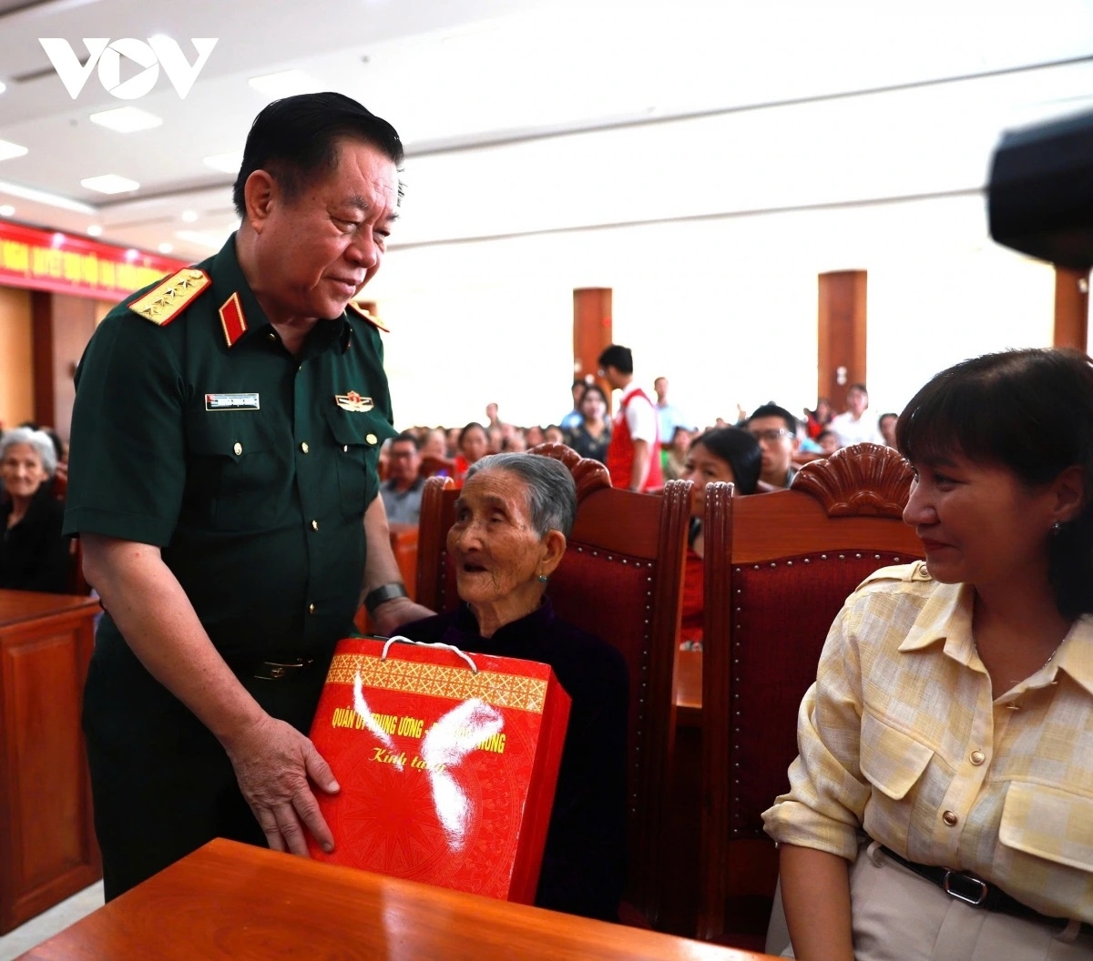 Đại tướng Nguyễn Trọng Nghĩa trao quà của Đảng, Nhà nước đến Mẹ Việt Nam anh hùng Nguyễn Thị Hiến, 96 tuổi, hiện đang sinh sống tại phường Quy Nhơn Nam.