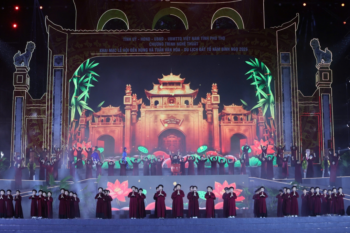 Đêm khai mạc với chủ đề “Linh thiêng nguồn cội - Đất Tổ Hùng Vương” diễn ra với sự tham gia của đông đảo người dân, du khách