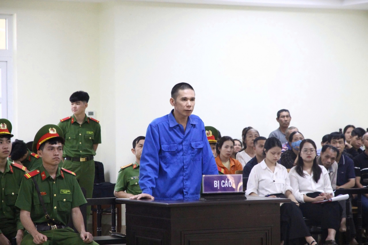 Đối tượng Nguyễn Nam Đại Thuận, tên thường gọi là Hào mặt quỷ tại phiên xét xử sáng 21/4/2026.