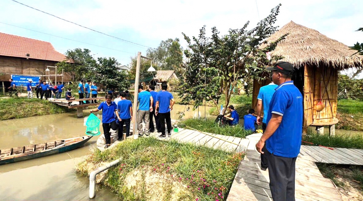 du khách trải nghiệm tại một khu du lịch sinh thái của tỉnh Đồng Tháp