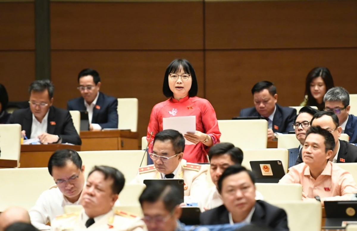 Đại biểu Nguyễn Thị Việt Nga (TP. Hải Phòng) nêu ý kiến tại hội trường - Ảnh: VGP/Nhật Bắc