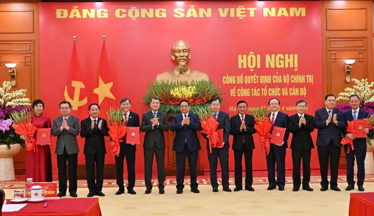Thường trực Ban Bí thư Trần Cẩm Tú trao quyết định và tặng hoa cho lãnh đạo 5 cơ quan.