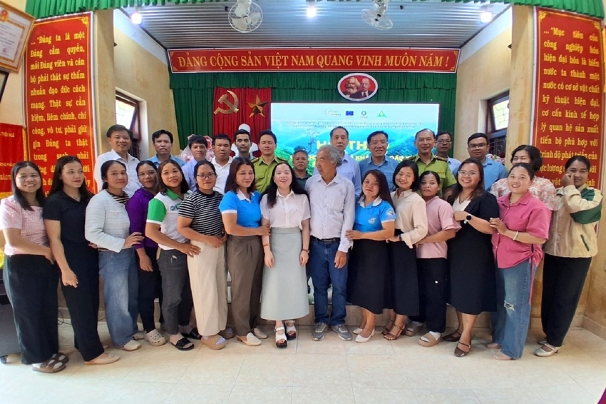 Các đại biểu chụp ảnh lưu niệm tại hội thảo khởi động sáng kiến cải thiện sinh kế cho phụ nữ dân tộc thiểu số