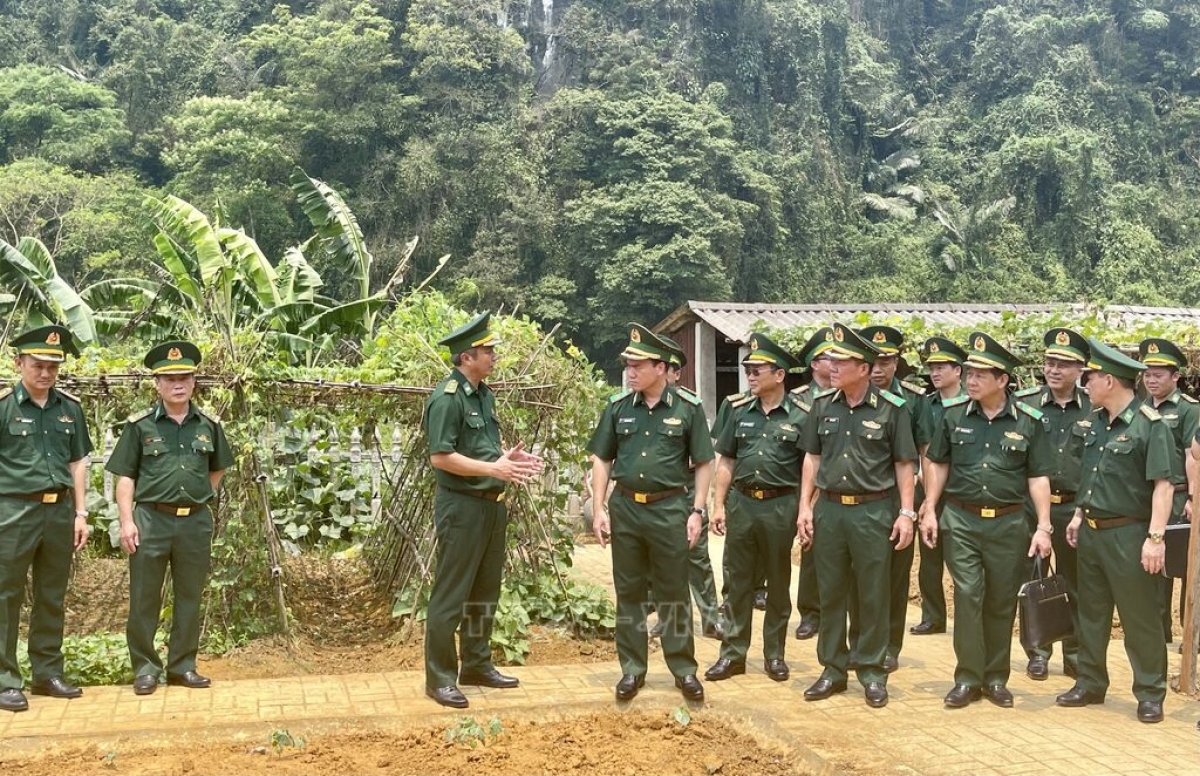 Đồn trưởng Đồn Biên phòng Cà Xèng dẫn Đoàn công tác tham quan và kiểm tra thực tế tại đơn vị.