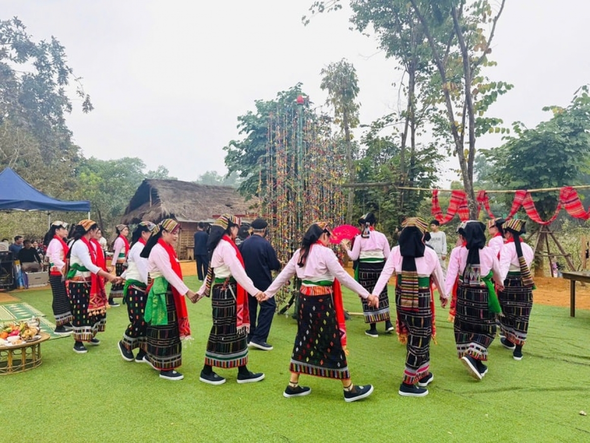 Nhiều hoạt động giới thiệu văn hóa Lai Châu tại Làng Văn hóa - Du lịch các dân tộc Việt Nam dịp nghỉ lễ 30-4 và 1-5. Ảnh: M.H