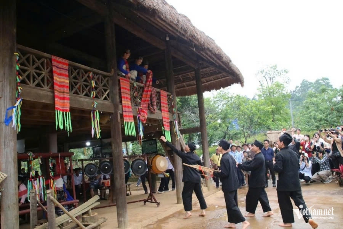 Likei kamei Thai adaoh dam dara tui sap khen, ragam