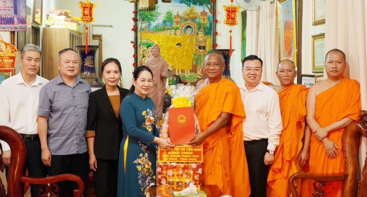 Mentri Bangsa saong Agama tadhau ayuh Tet Chôl Chnăm Thmây di Ban raya Ho Chi Minh