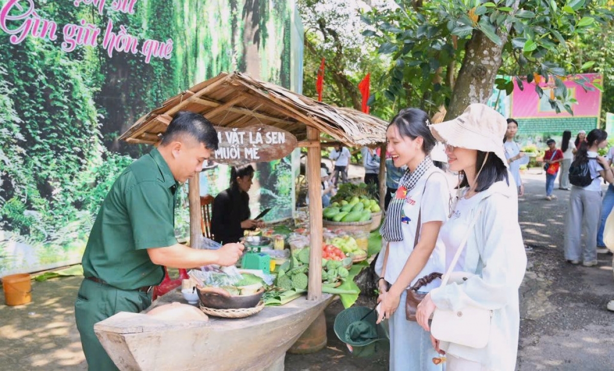 một tiệm ăn vặt, các sản phảm chế biến từ sen