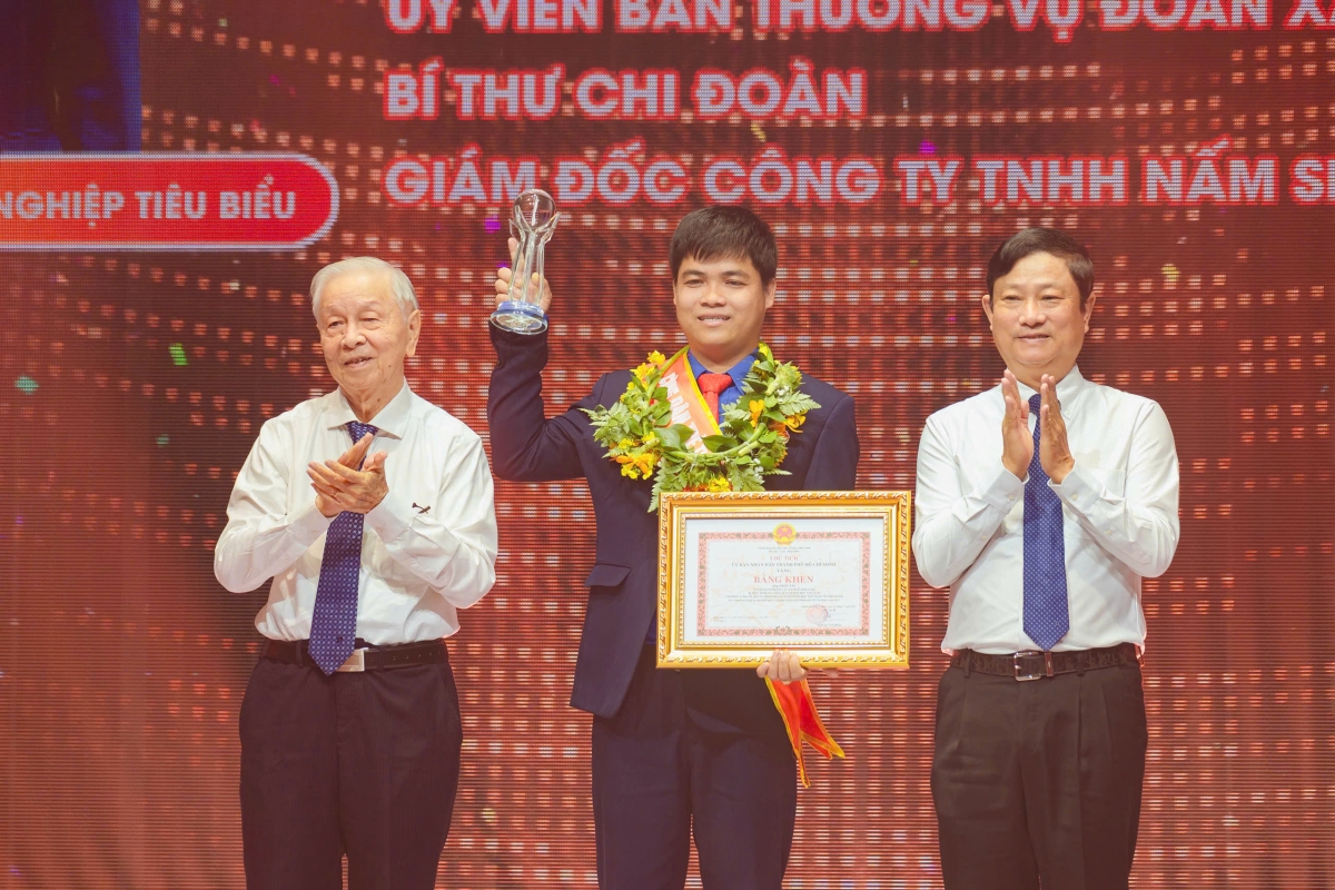 Anh Trần Tài nhận tuyên dương công dân trẻ tiêu biểu TP.HCM năm 2025 (ảnh: NVCC)