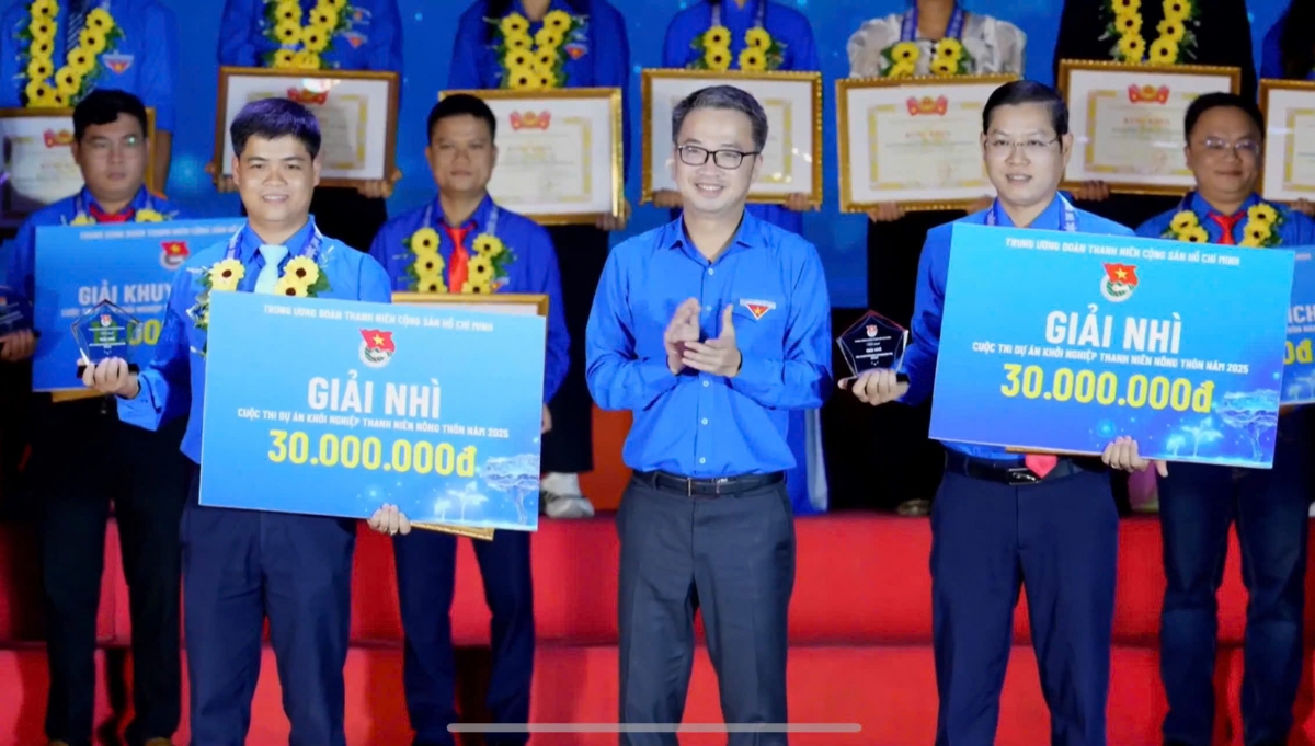 Anh Trần Tài (bên trái) đạt giải nhì cuộc thi cuộc thi khởi nghiệp thanh niên nông thôn năm 2025 do trung ương Đoàn tổ chức (ảnh: NVCC)