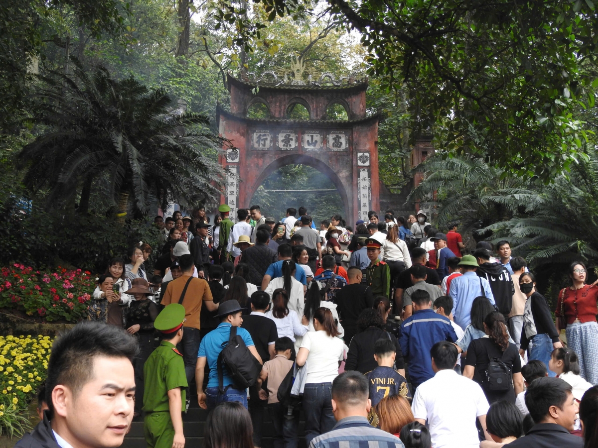 Người dân lên dâng hương tại các đền trật tự và thành kính.