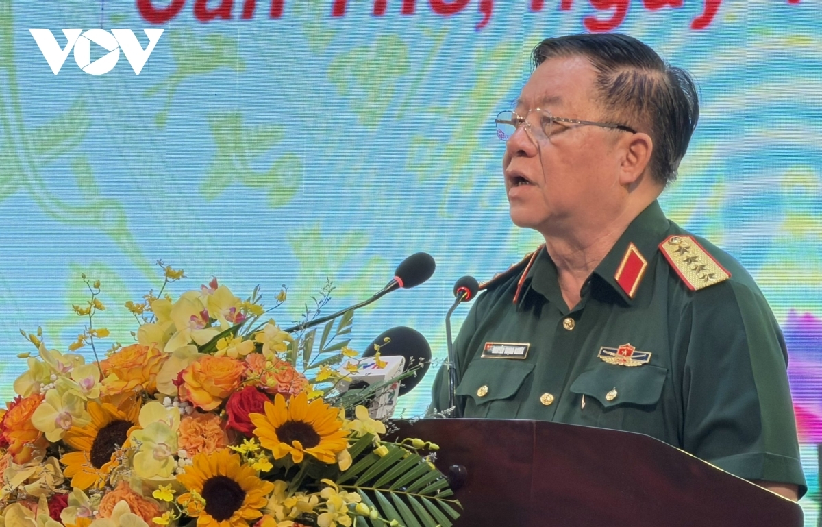 Đại tướng Nguyễn Trọng Nghĩa, Ủy viên Bộ Chính trị, Bí thư Trung ương Đảng, Ủy viên Thường vụ Quân ủy Trung ương, Chủ nhiệm Tổng cục Chính trị Quân đội nhân dân Việt Nam phát biểu tại buổi gặp mặt