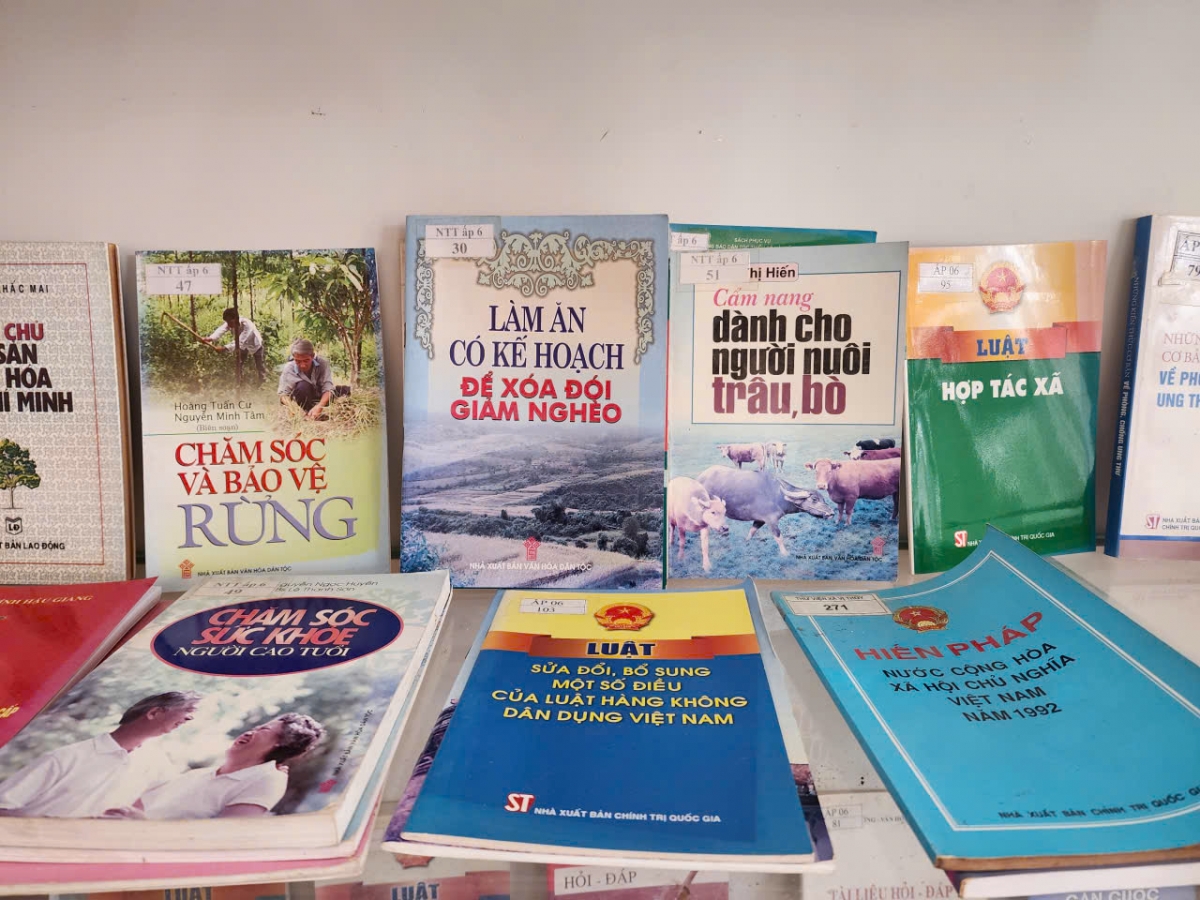 Nhiều đầu sách được trang bị cho các nhà văn hóa ấp