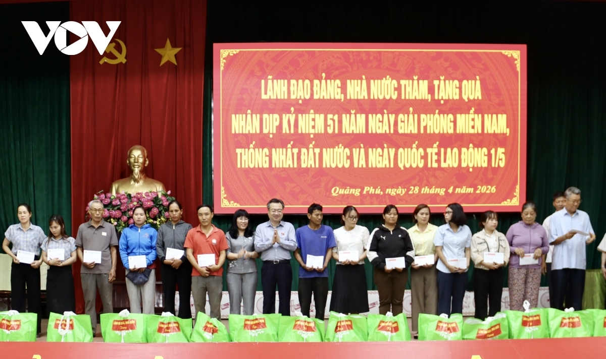 Đoàn công tác của Trung ương trao quà tặng các gia đình chính sách, hộ nghèo, công nhân và người lao động có hoàn cảnh khó khăn tại xã Quảng Phú, tỉnh Đắk Lắk.