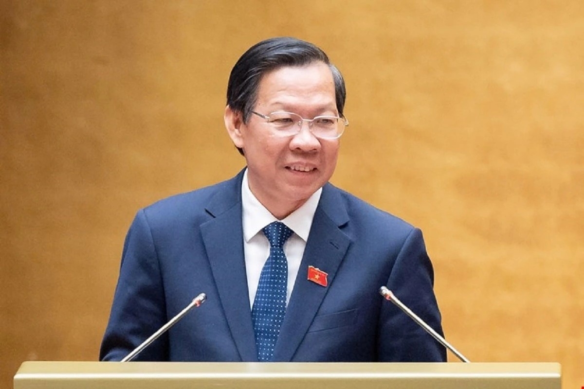 Chủ nhiệm Ủy ban Kinh tế và Tài chính Phan Văn Mãi trình bày dự thảo Nghị quyết Về kế hoạch phát triển kinh tế - xã hội