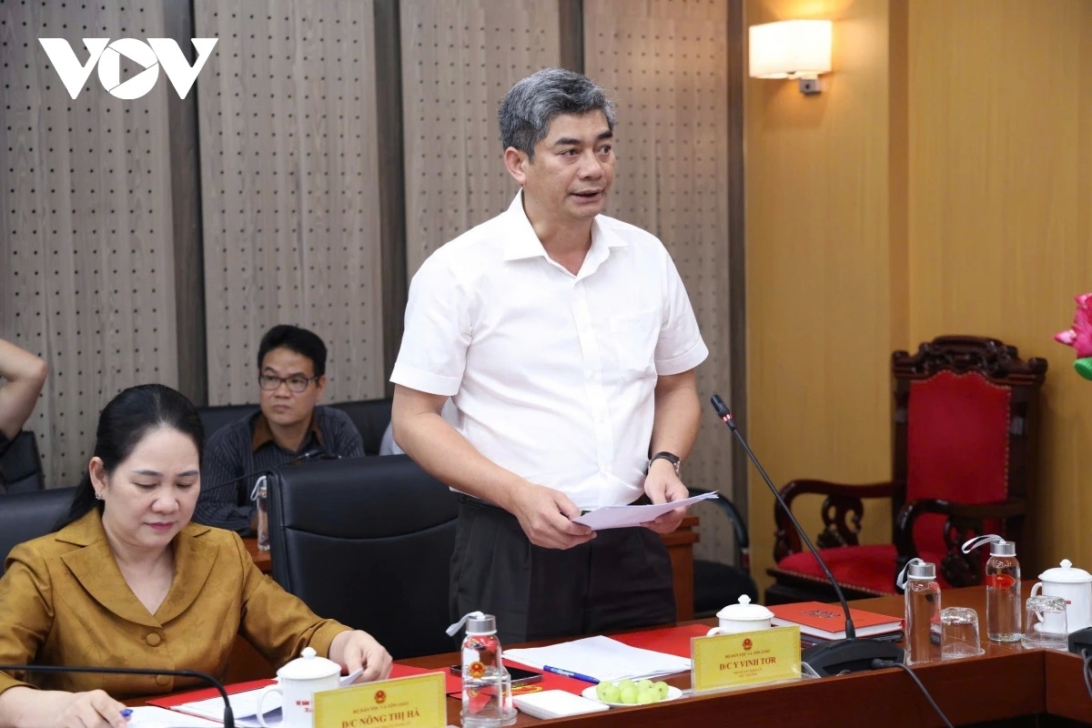 Thứ trưởng Bộ Dân tộc và Tôn giáo Y Vinh Tơr trình bày báo cáo