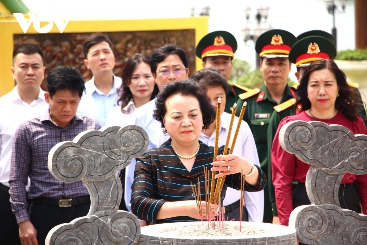 Phó Thủ tướng Phạm Thị Thanh Trà dâng hương tại Khu tưởng niệm 16 thanh niên xung phong hy ở Bến phà II Long Đại