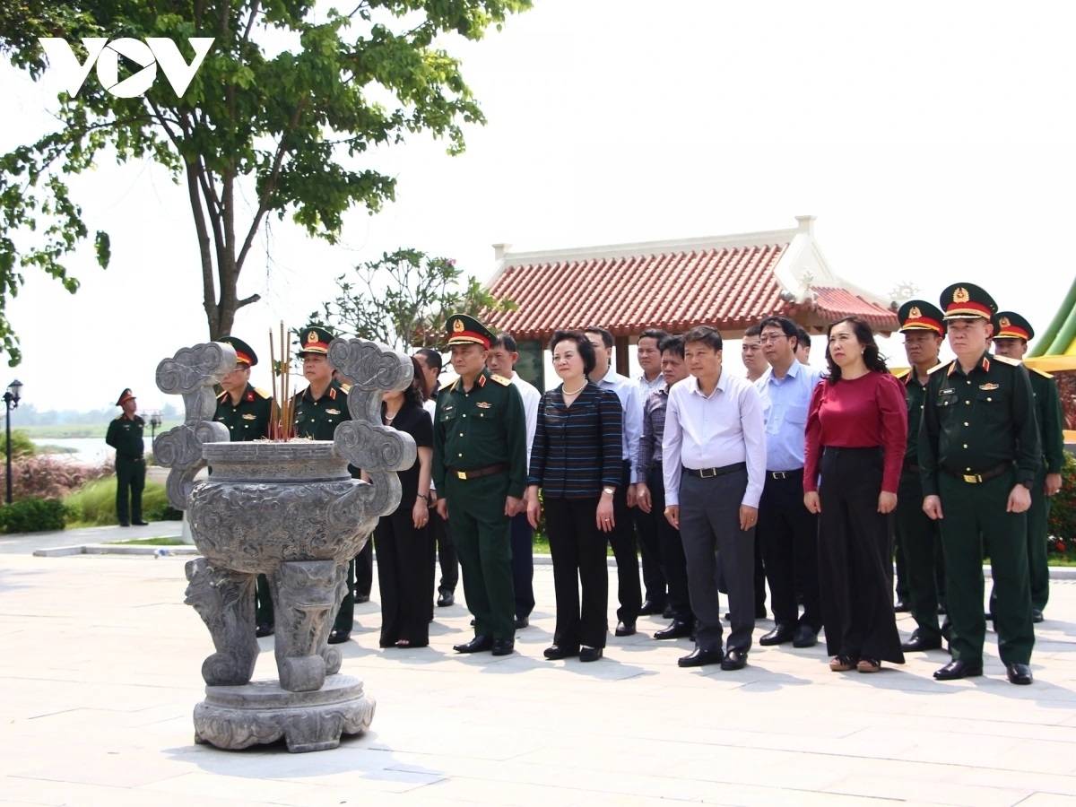 Phó Thủ tướng Chính phủ Phạm Thị Thanh Trà và đoàn công tác viếng 16 Anh hùng liệt sĩ thanh niên xung phong hy sinh tại Bến phà II Long Đại