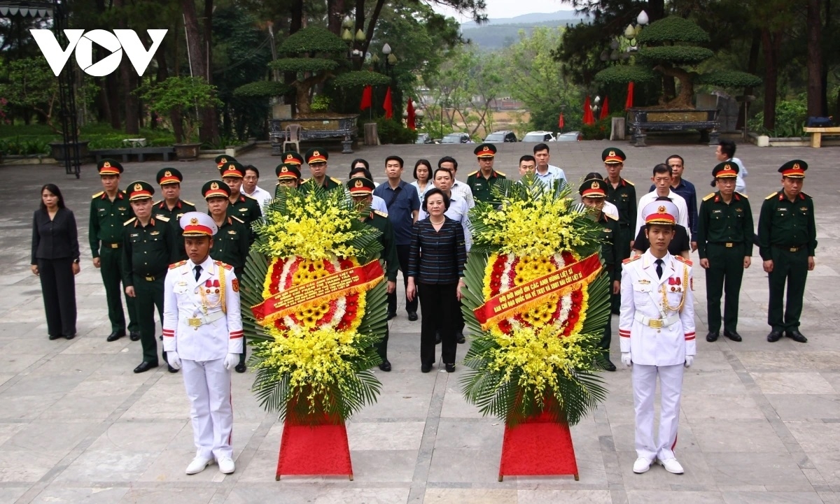 Đoàn công tác dâng hương tưởng niệm các Anh hùng liệt sĩ tại Nghĩa trang liệt sĩ Quốc gia Trường Sơn