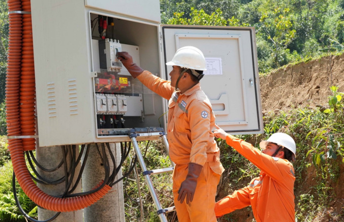 Cán bộ điện lực đóng điện trạm biến áp cung cấp điện cho cụm dân cư 3B.