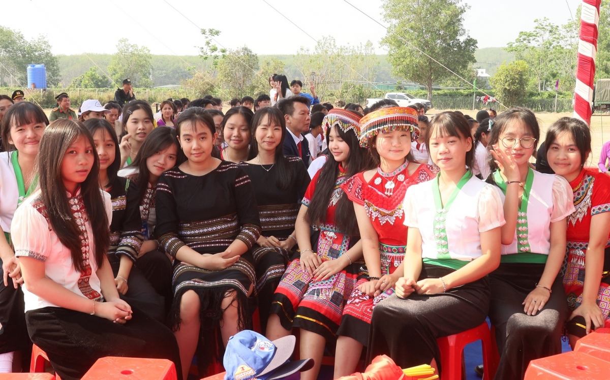 
Hŏk tro tơring sơlam kơ dêh char Quảng Ngãi gô chang dôm hnam trưng hŏk teh đak rong ‘me dôm jăl hŏk dah hrôih keh đang