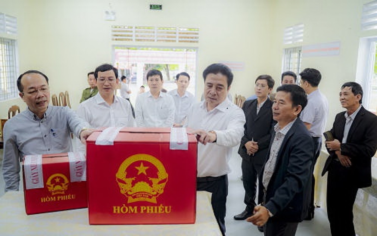 Lãnh đạo TP Huế kiểm tra công tác bầu cử trên địa bàn. Ảnh: N.H.