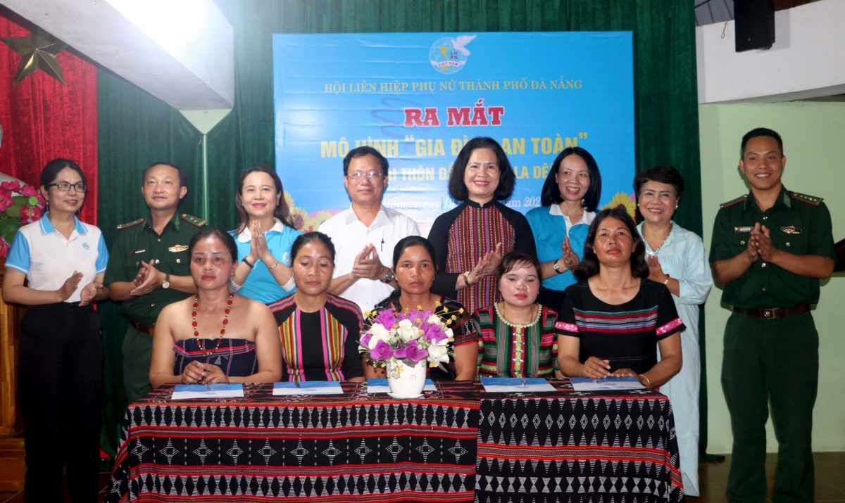 Các hộ dân thôn Đắc Rế (xã La Dêê) ký cam kết thực hiện mô hình “Gia đình an toàn” do Hội Liên hiệp Phụ nữ thành phố phát động. Ảnh: HOÀNG CƯỜNG