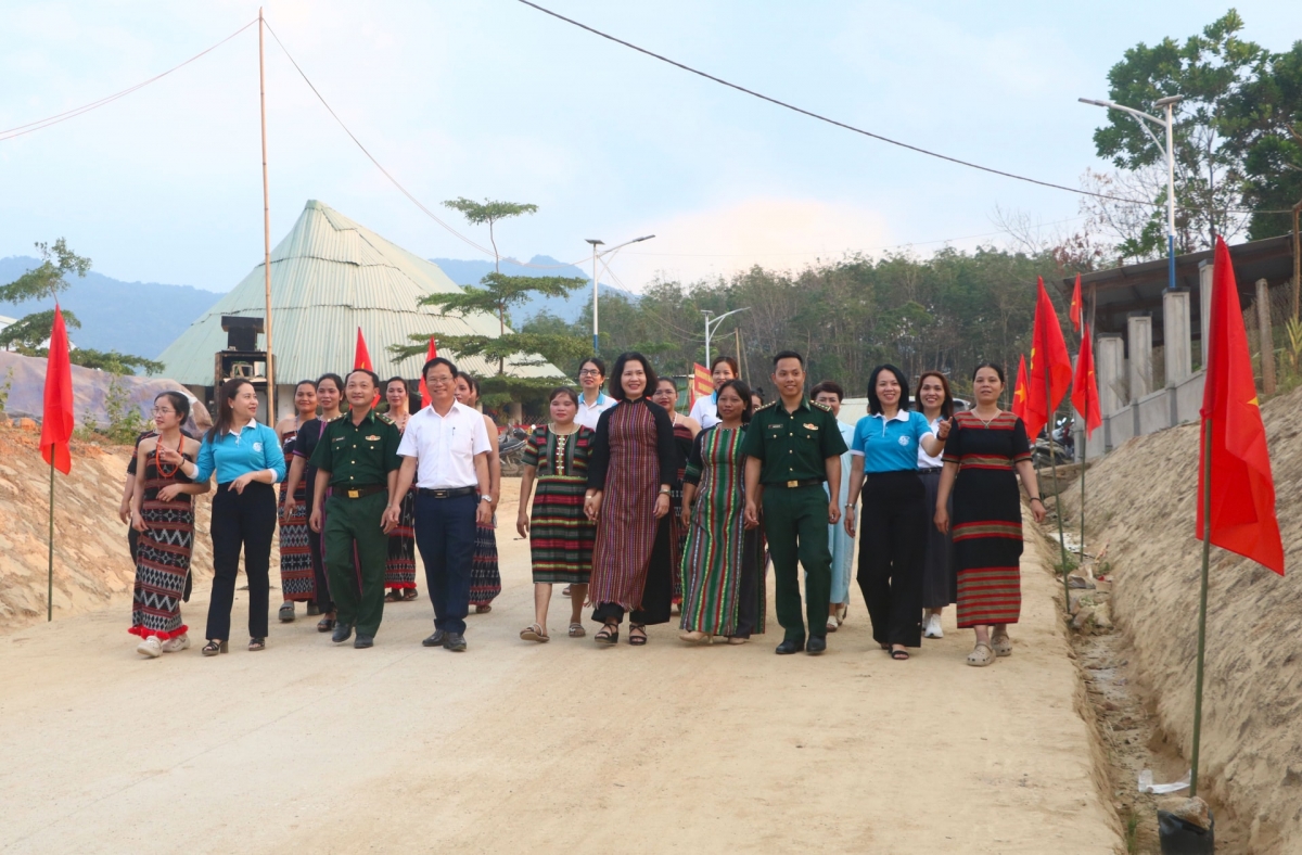 Xây dựng “Đường cờ Tổ quốc” tại thôn Đắc Rế. Ảnh: HOÀNG CƯỜNG