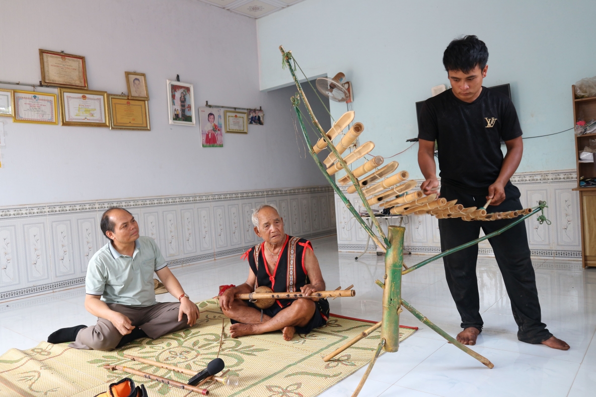 Ngê̆ nhân Rơ Châm Nha rơtế ƀă dêi cháu rêi prôa hâk phiu tơnêi têa châ tơrŭm môi