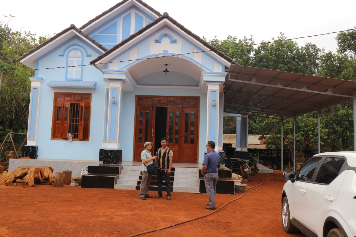 
Ƀok Rmah Roi – Bí thư Chi bộ jang hloi Thôn trơng De Chí jĭ bơngai hơdrin atŏk tơ iung pơm pơdrŏng.