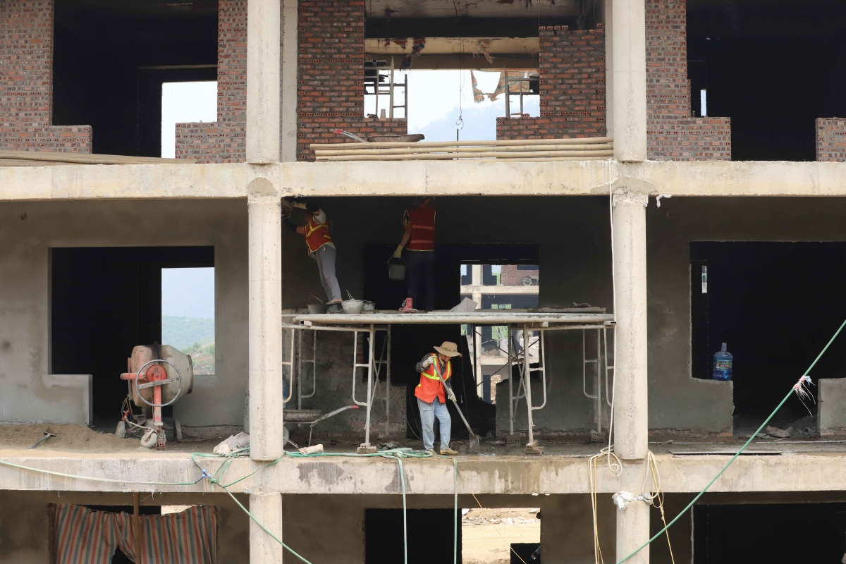 12 khối nhà chính tại Trường liên cấp Lóng Phiêng đã đạt tiến độ thi công 65%