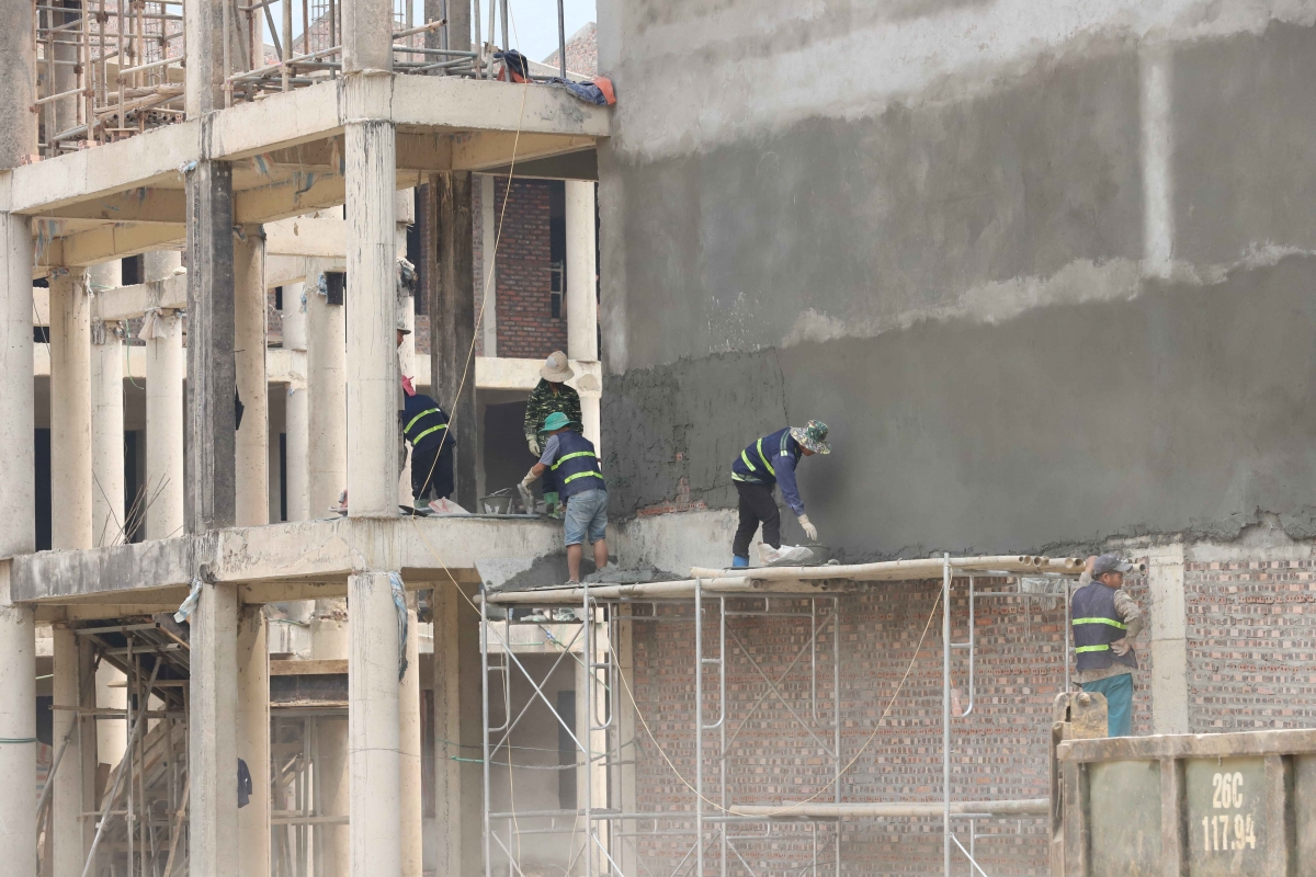 Phấn đấu hoàn thiện phần trát tường trong tháng 4