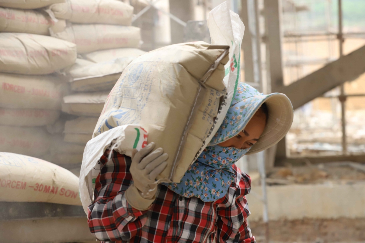 Giữa những ngày nắng gió Lào nóng ran, rát da rát thịt, các tổ đội thi công vẫn miệt mài bám công trường, tranh thủ từng giờ đẩy nhanh tiến độ