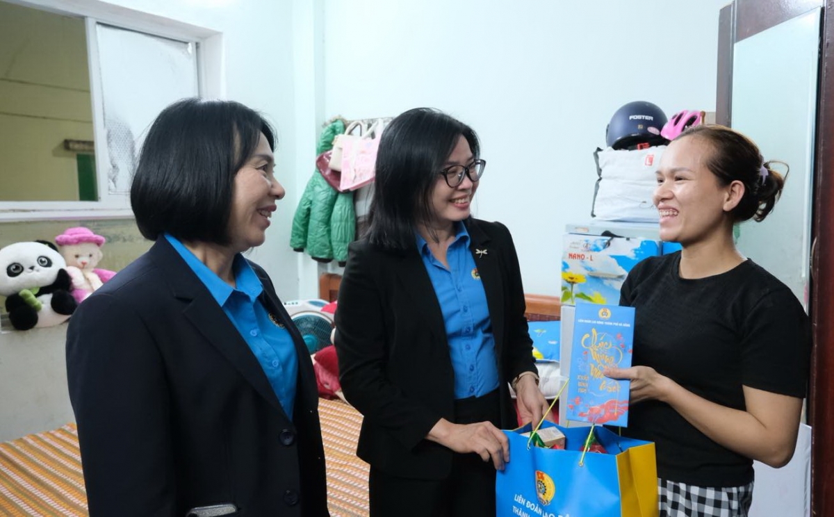 Liên Đoàn Lao động TP Đà Nẵng tặng quà người lao động hoàn cảnh khó khăn.