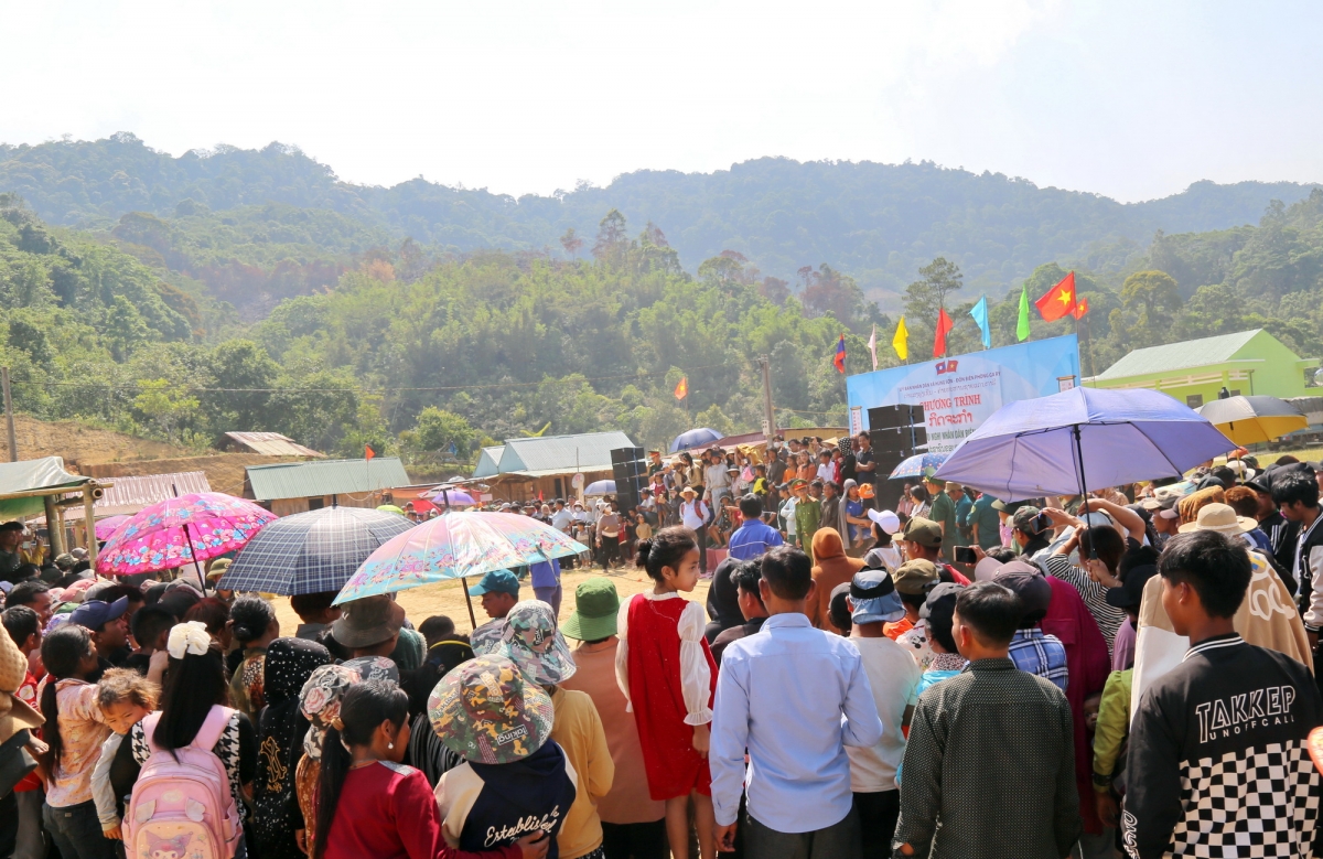 
Hloh 1.000 kon pơlei kơ apŭng Kà Lừm, dêh char Sê Kông (Lào) năm akŏm Têt Bunpimay tơ̆ xah Hùng Sơn